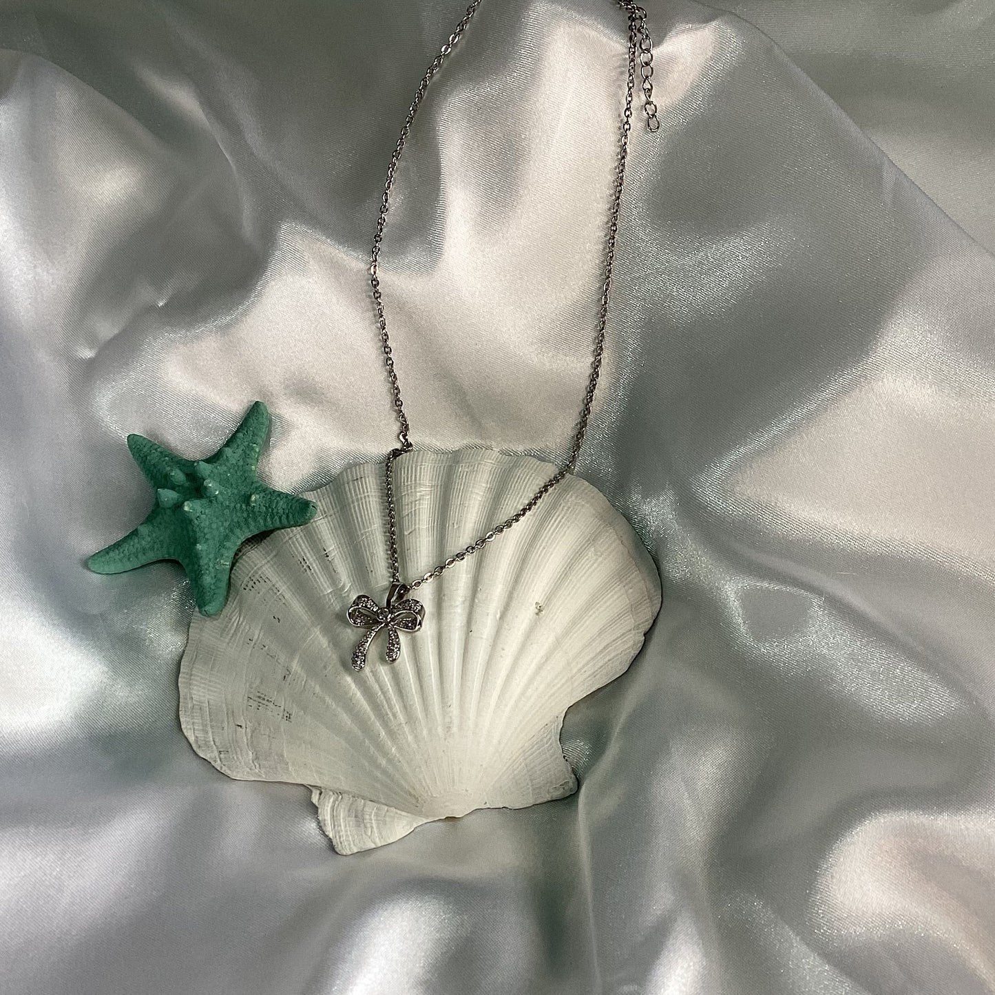 Nila Bow Necklace- White Gold